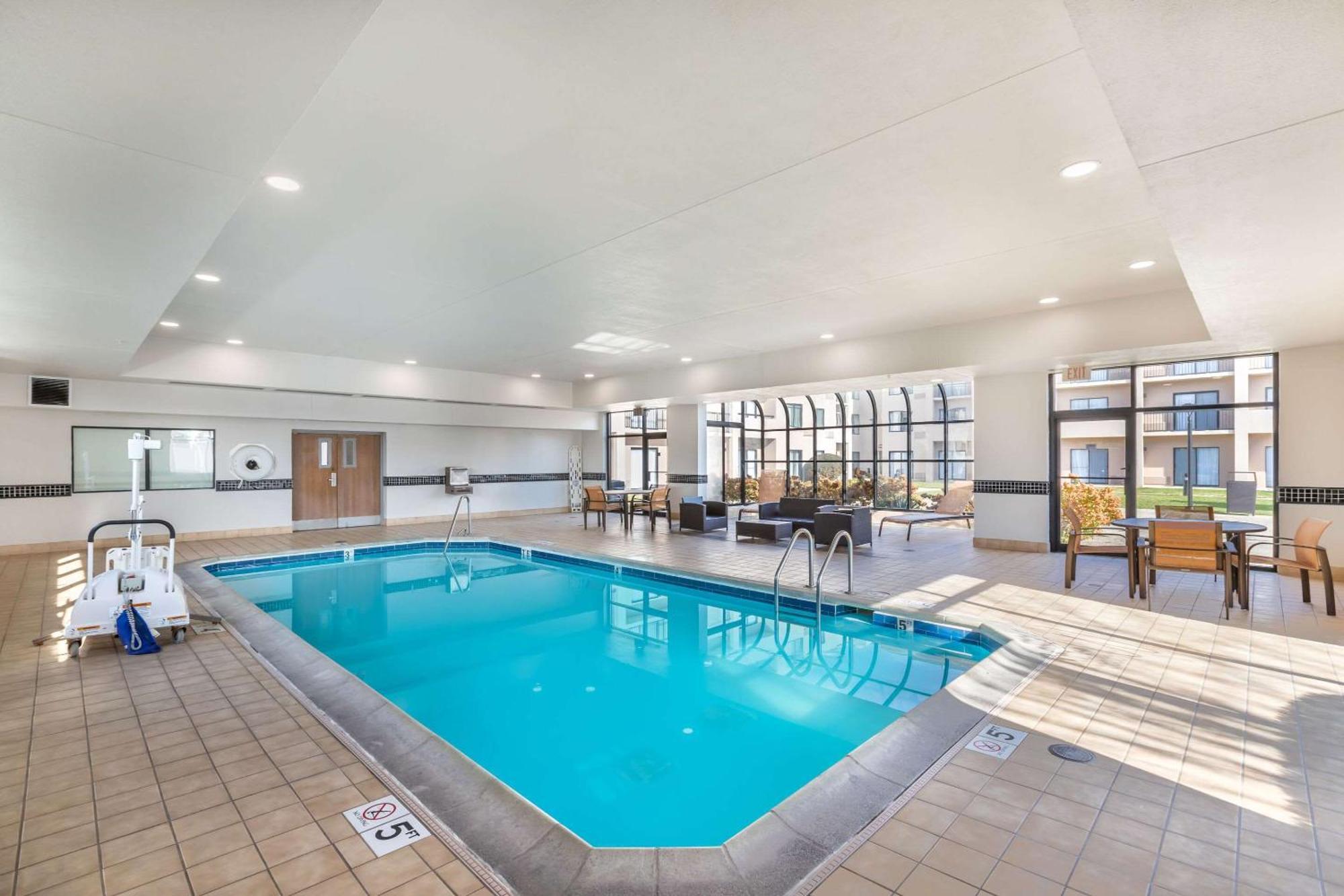 Comfort Inn & Suites Arlington Heights - Buffalo Grove エクステリア 写真